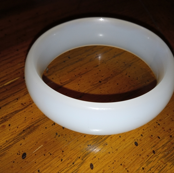 Mutton Fat Jade Bangle - Picture 3 of 8